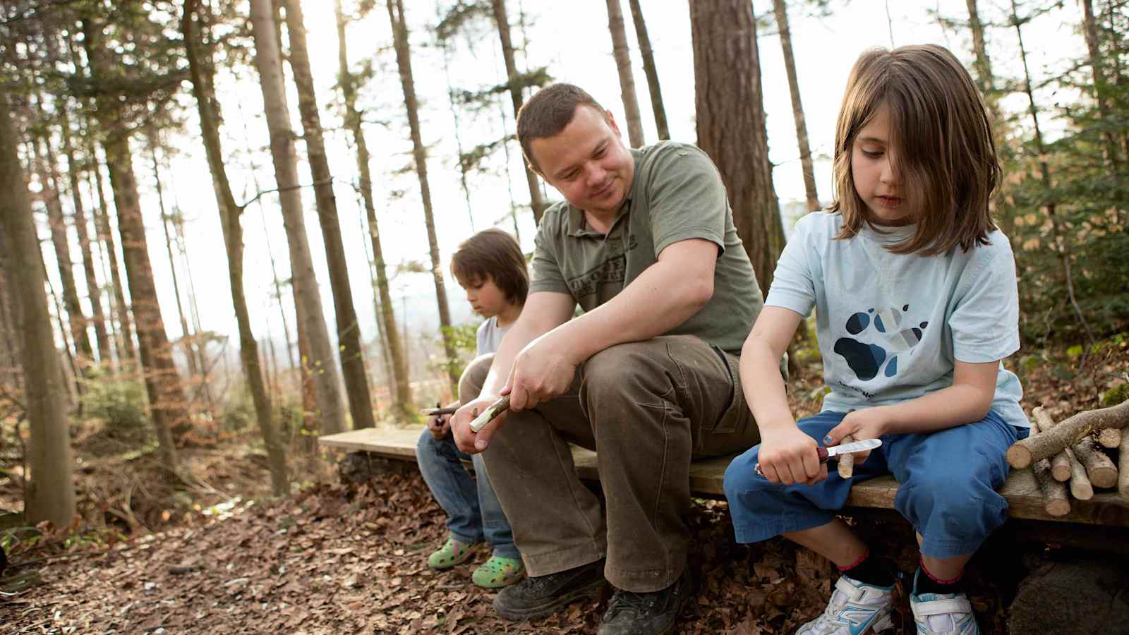 Das Schnitzen ist für Kinder eine besonders schöne Form, die Natur zu entdecken.