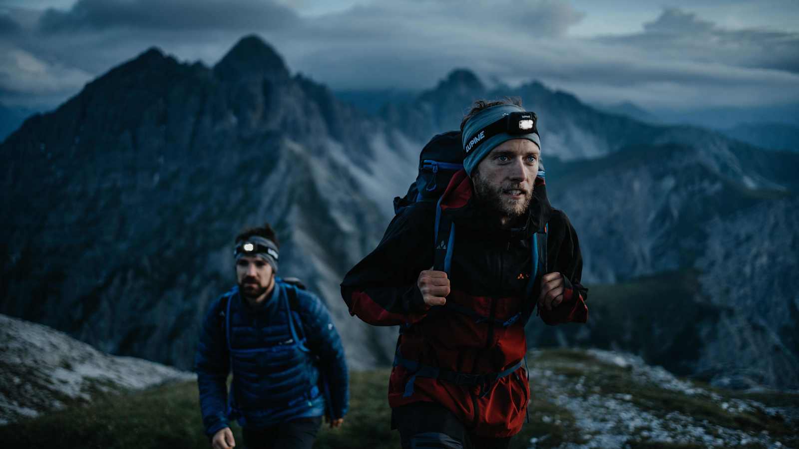 Gerade im Herbst – wenn die Tage kürzer werden – sollte eine Stirnlampe auf Tour dein ständiger Begleiter sein.