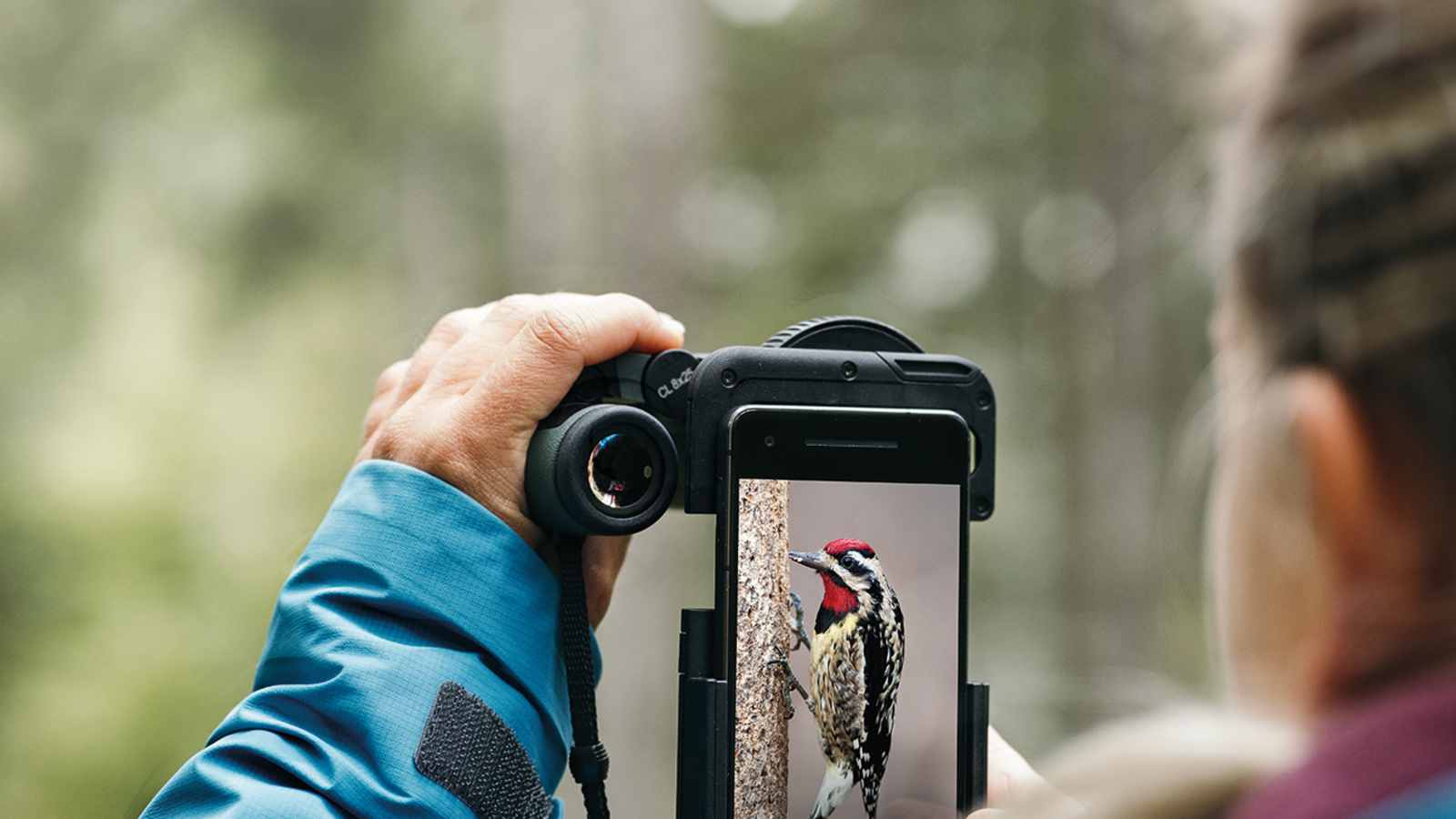 Passt auf jedes Handy: Mit dem variablen Phone Adapter bringst du das Bild aus deinem Fernglas direkt auf dein Smartphone.