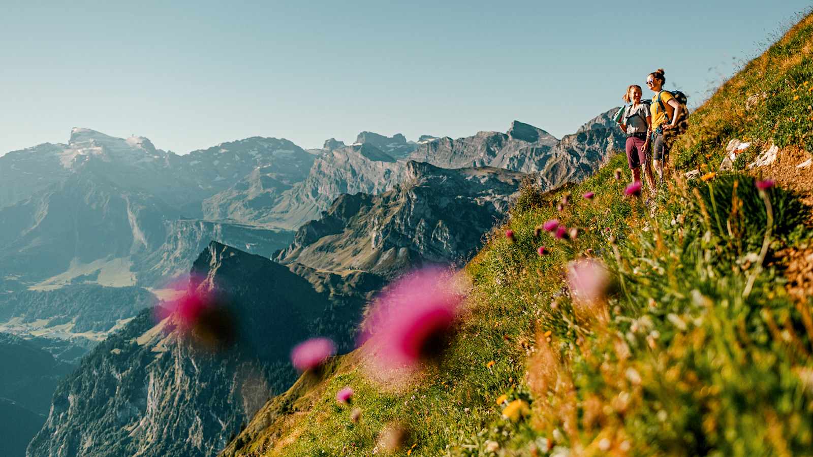 Die vielfältige Flora und Fauna sowie das spektakuläre Bergpanorama sind bei der Fernwanderung ständige Begleiter.