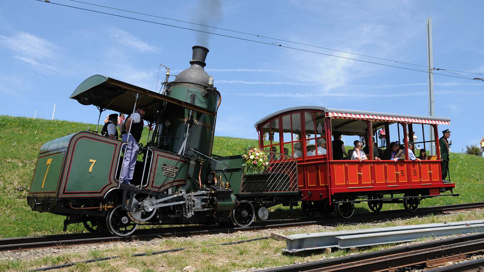 In den historischen Wagen aus den Jahren 1871 bis 1911 lässt sich die Rundsicht an der frischen Bergluft besonders gut genießen. 