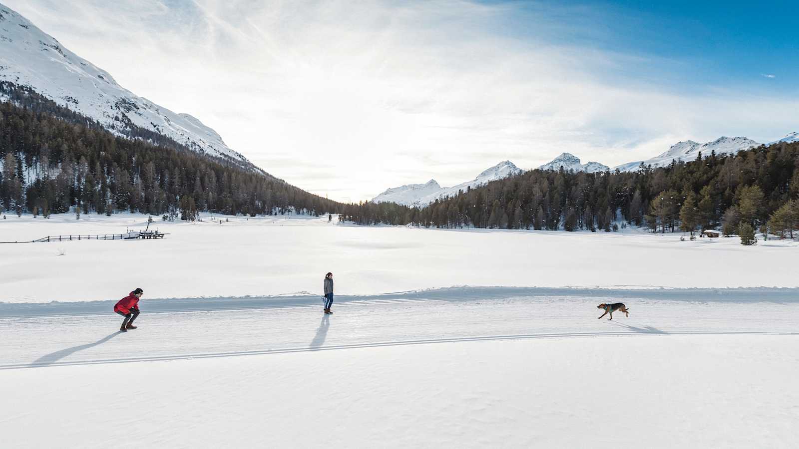 Der Starzersee bietet eine wundervolle Möglichkeit für winterliche Sparziergänge.