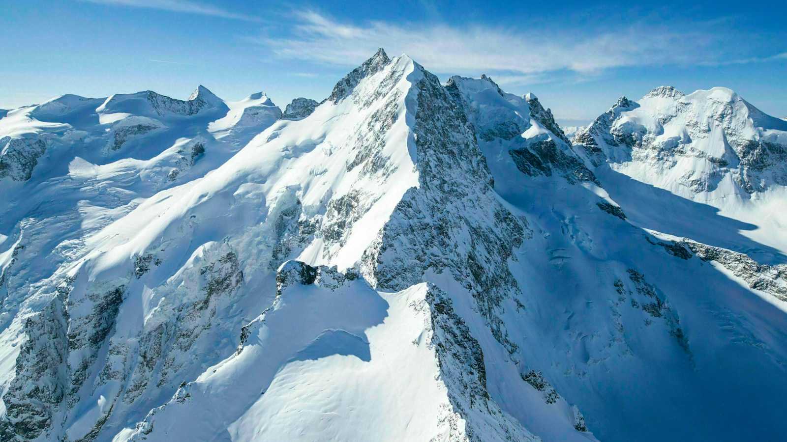 Luftaufnahme vom Biancograt auf den Piz Bernina