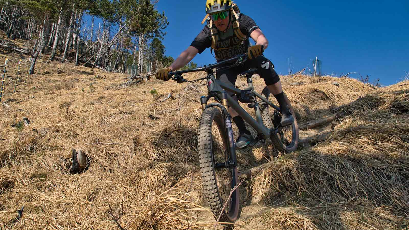 Mountainbiker beim Downhill-fahren