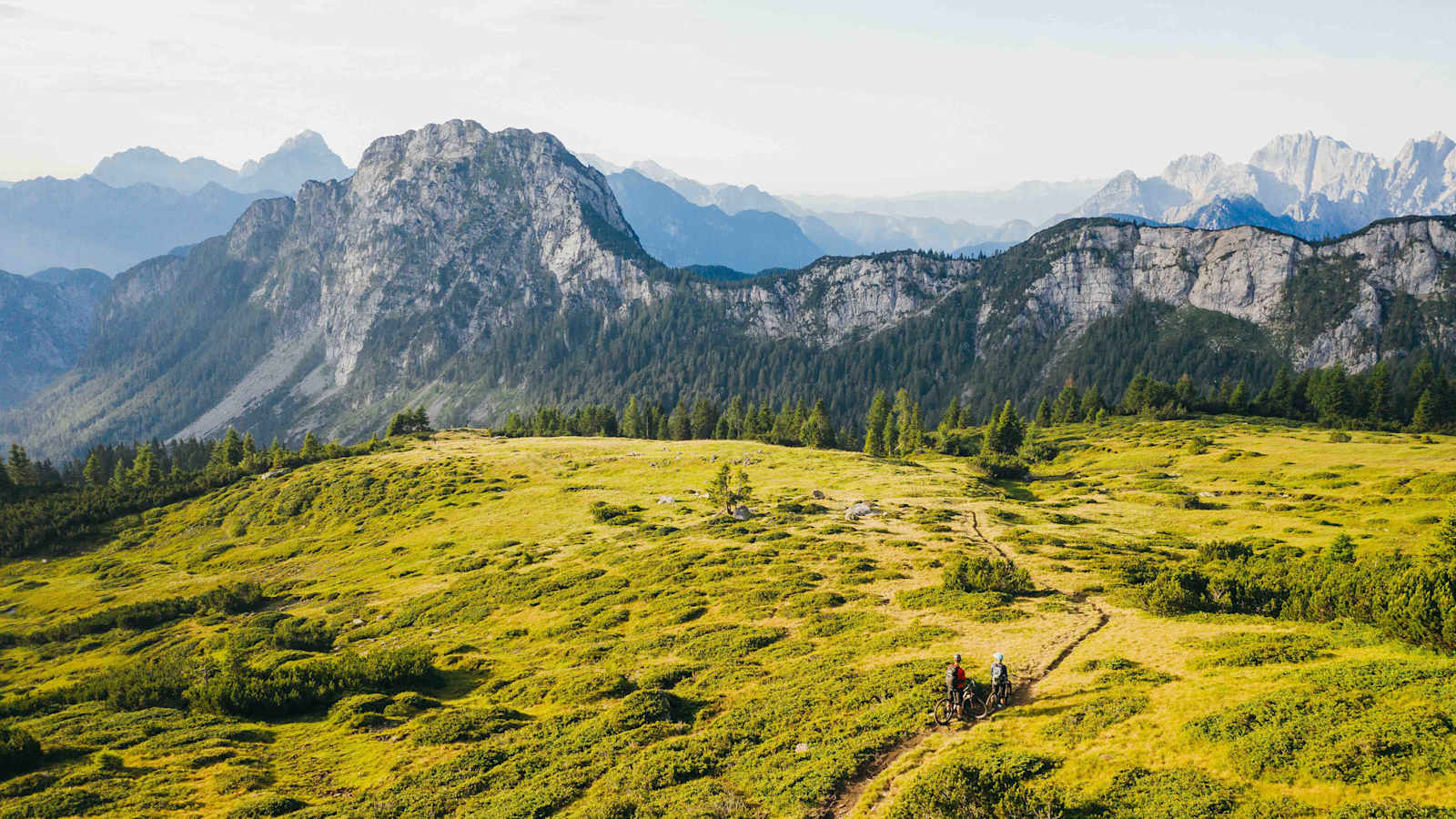 Mit dem Mountainbike das Beste dies- und jenseits der Grenze erleben.