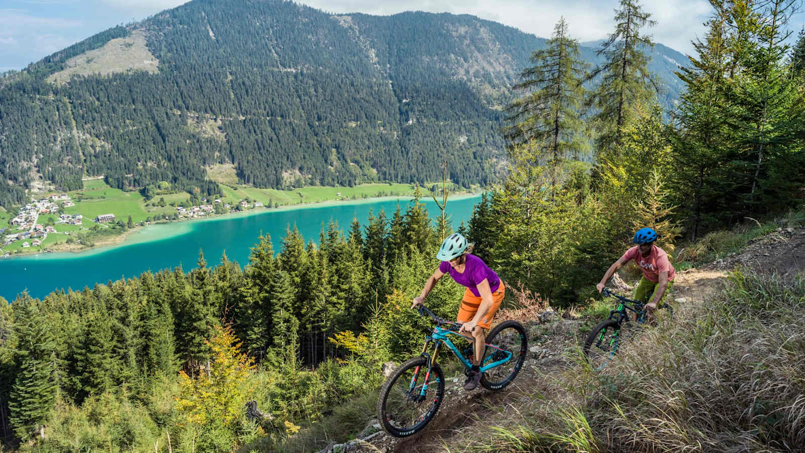 Biketour am Weissensee mit wunderschönem Blick auf den See. 