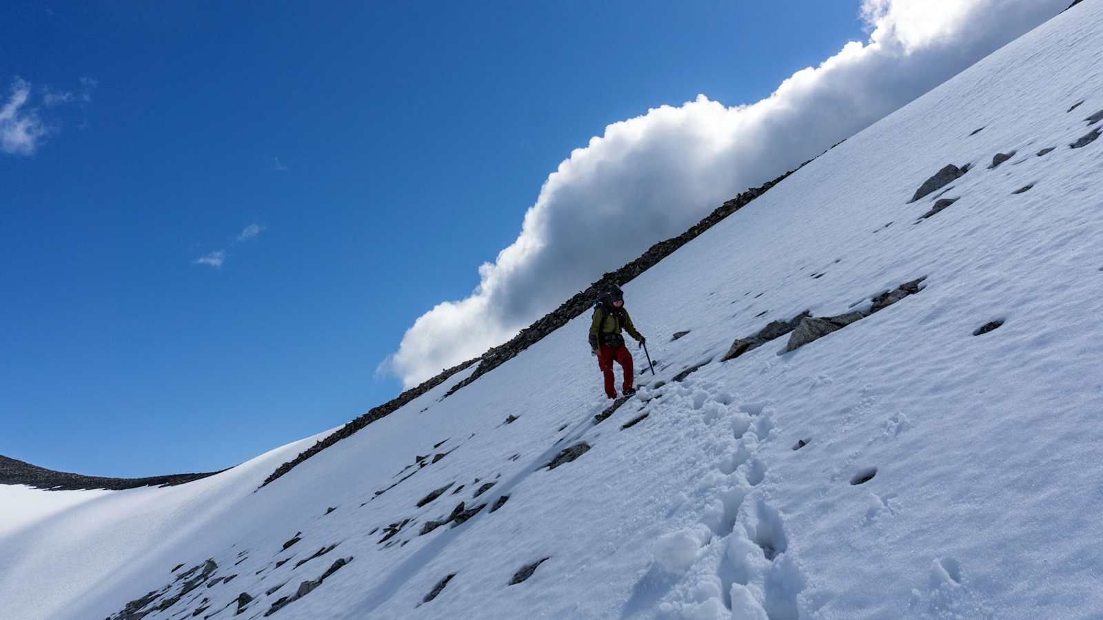 Abstieg durch Schneefelder und Geröllhalden