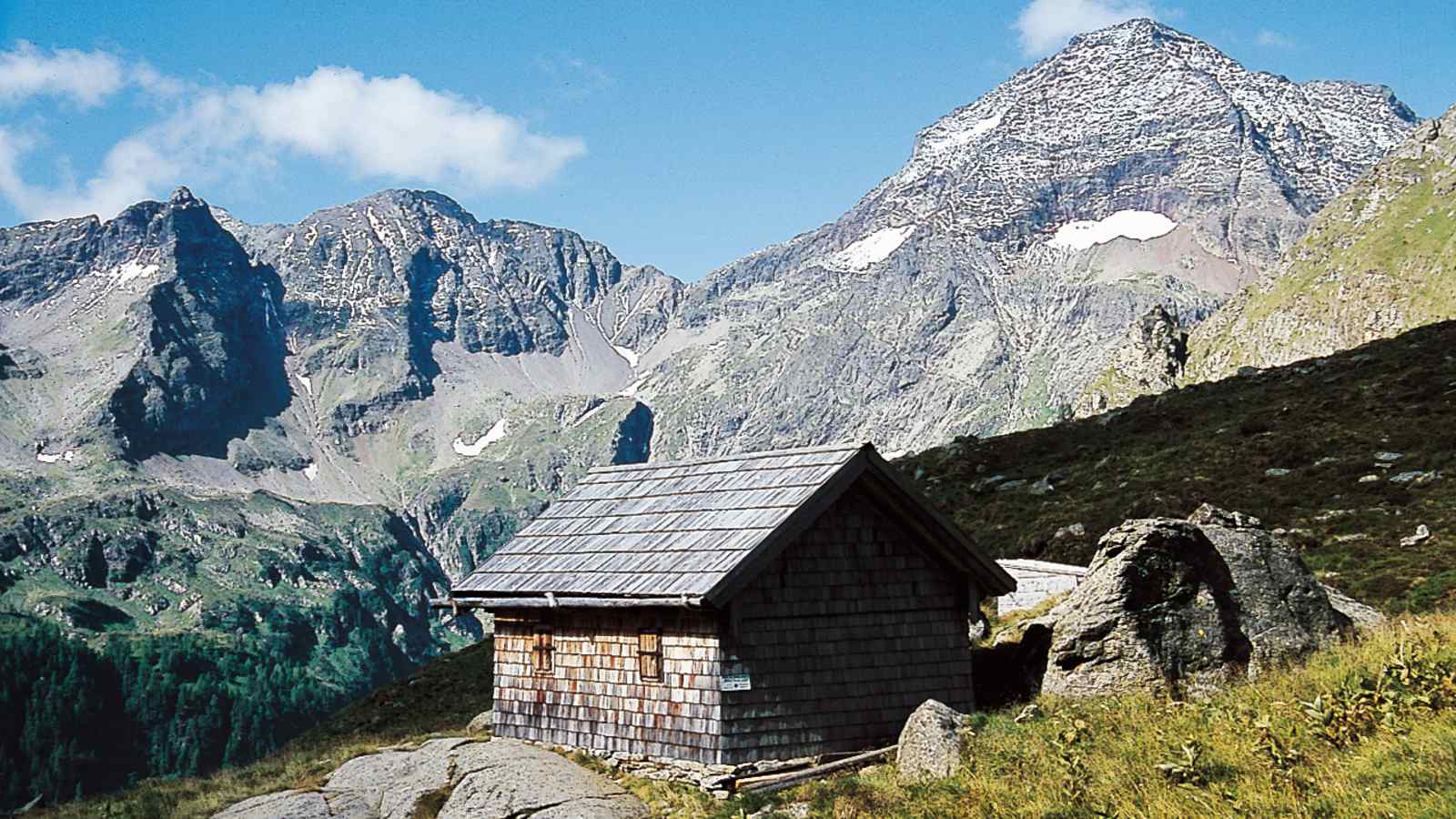 Die schindelgedeckte Göralhütte vor dem Hochgolling.