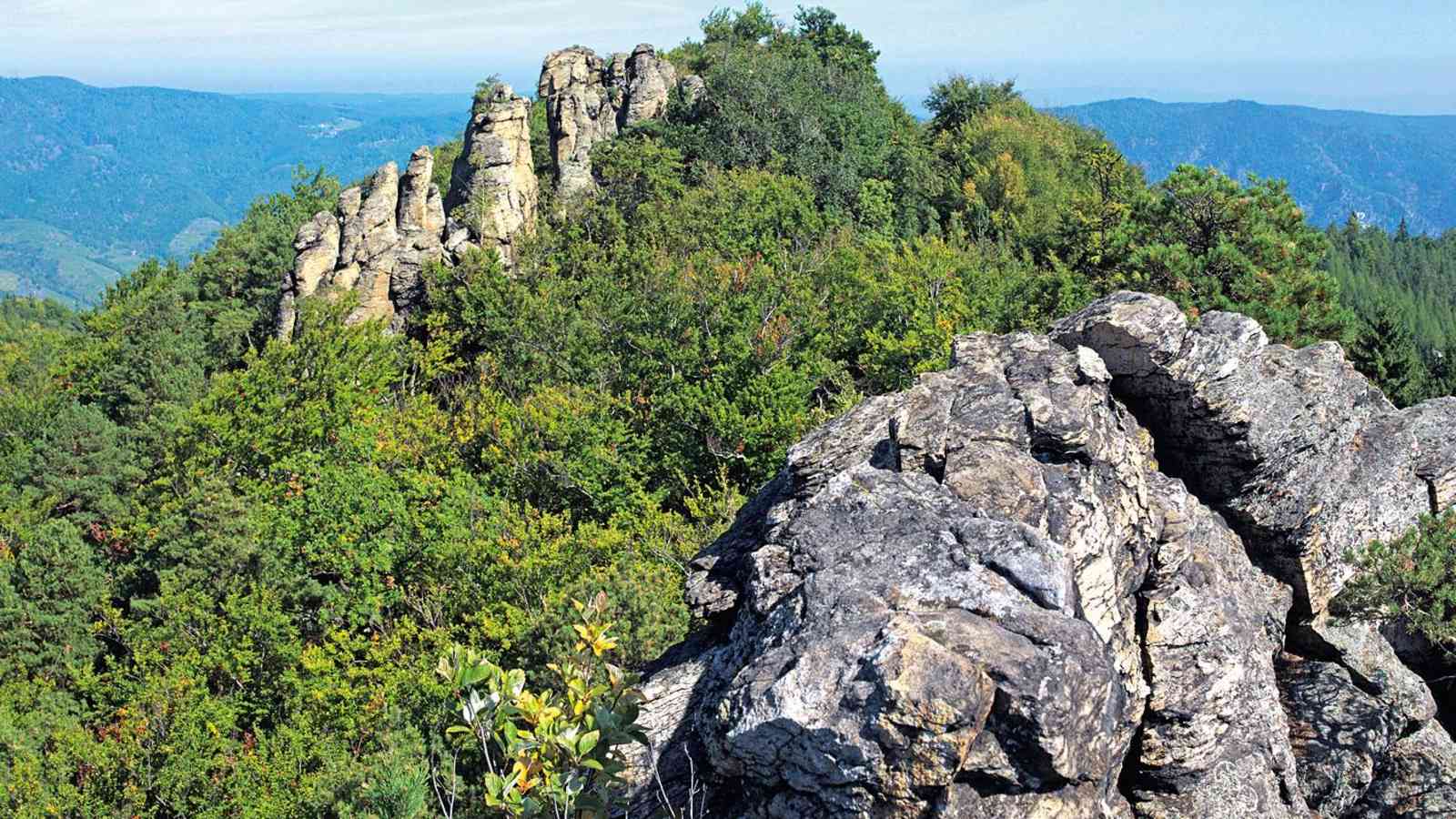 Wilde Felsformationen gesehen vom Gipfel der Hirschwand