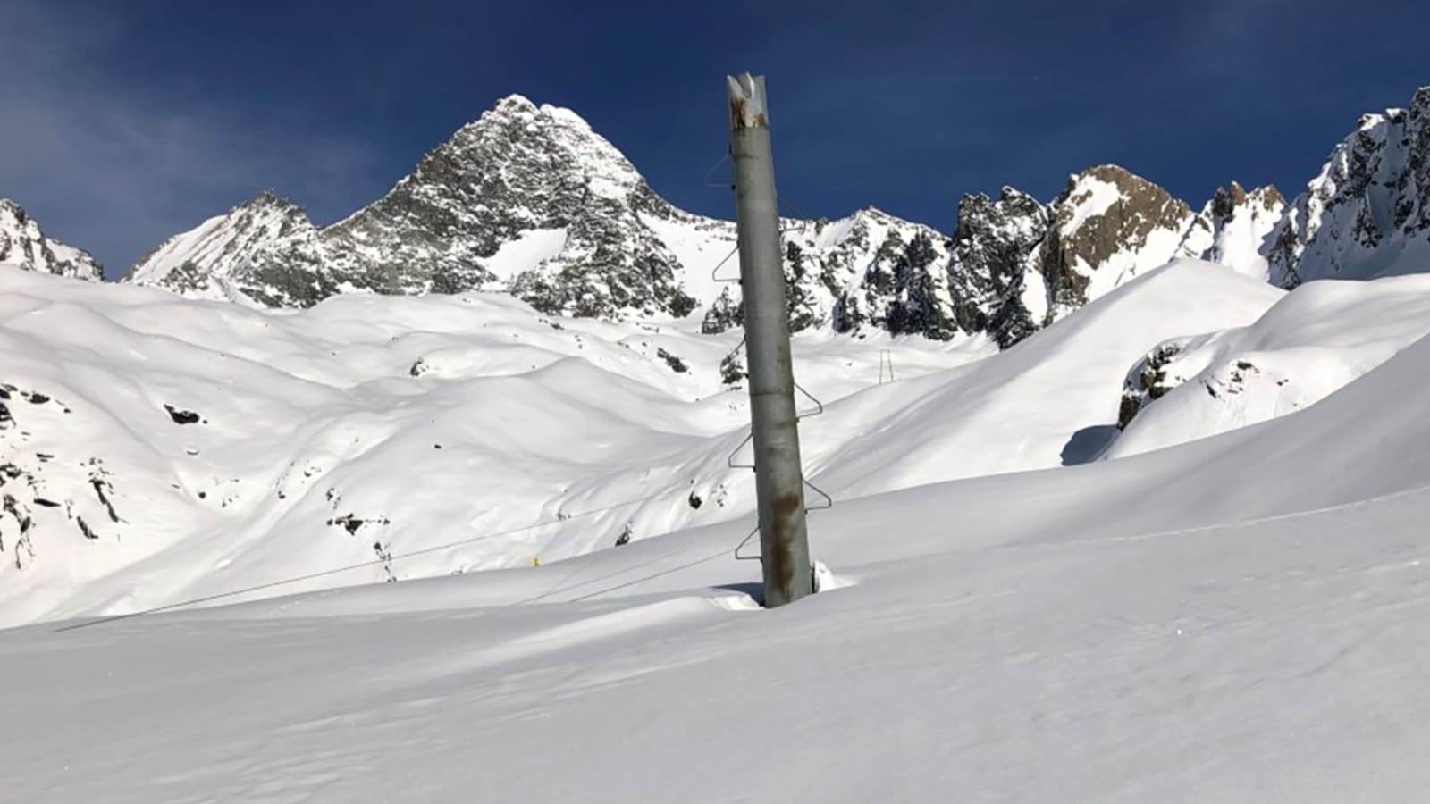 Eine zerstörte Seilbahnstütze im Mittelbereich der Materialseilbahn, im Hintergrund der Großglockner