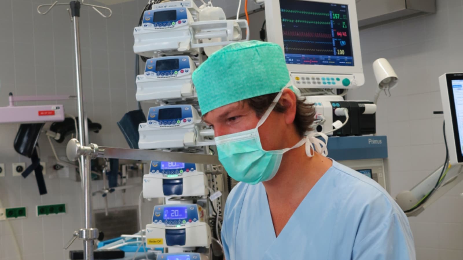 Peter Paal bei der Patientebetreuung im OP-Saal, Universitäts-Klinik Innsbruck