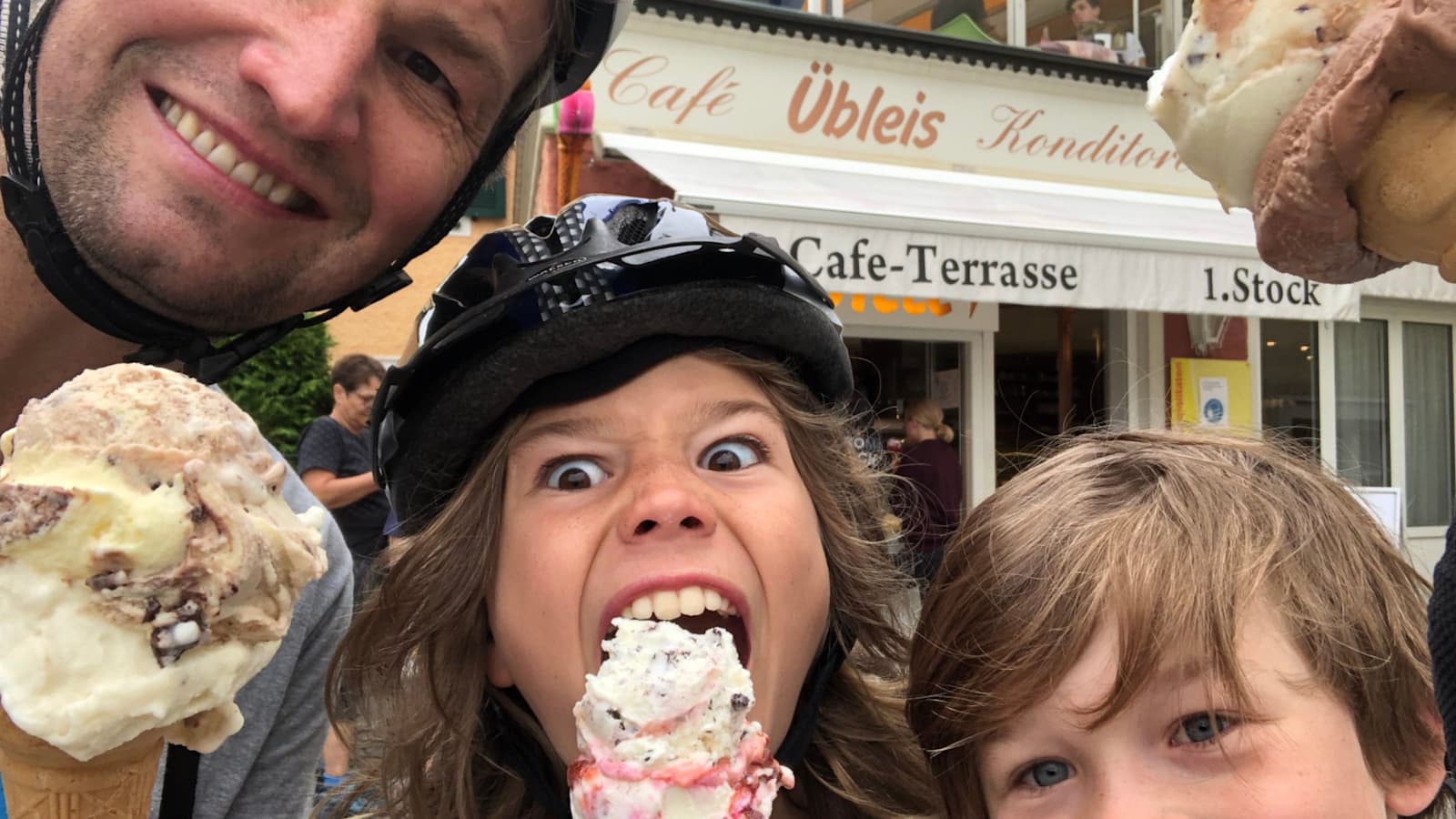 Verdiente Eispause nach einer Radrundfahrt mit Familie und Freunden in Mondsee, Oberösterreich