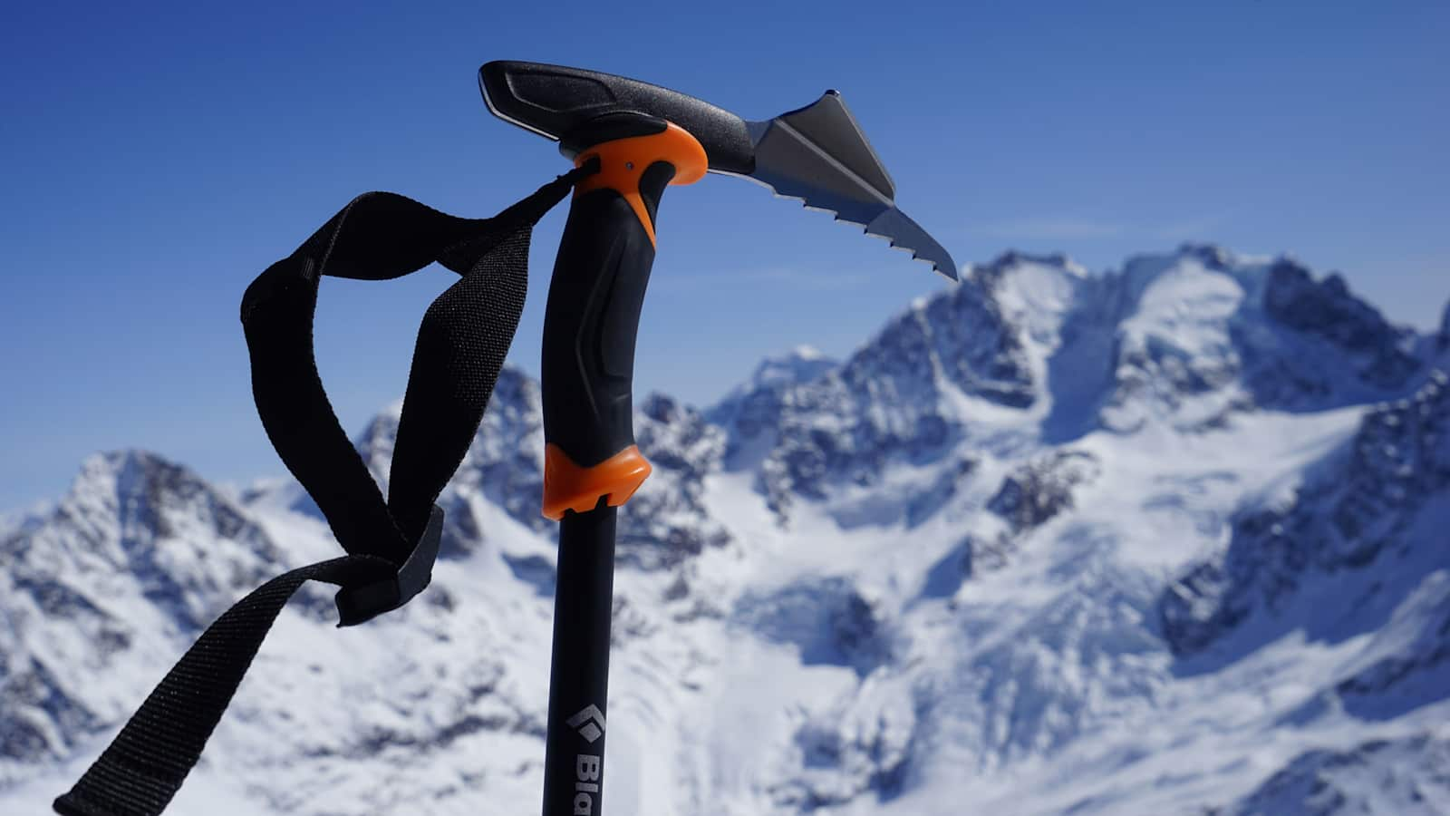 Der Quersteg an der Haue erhöht die Ankerkraft im Schnee