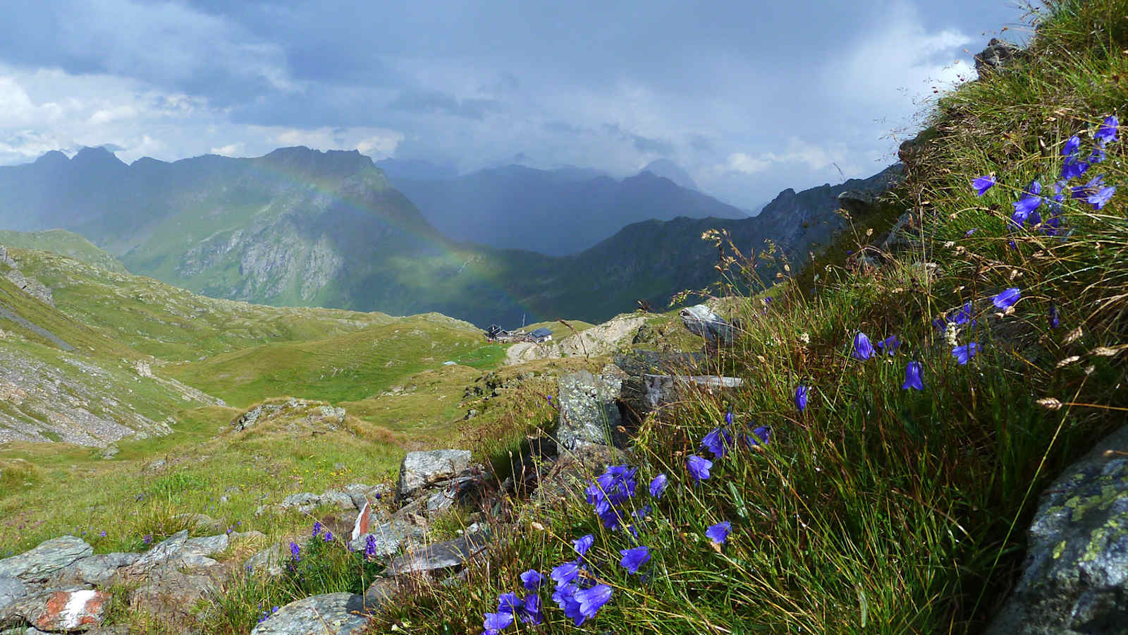 Blick auf die Filmoor-Standschüztenhütte am Karnischen Kamm