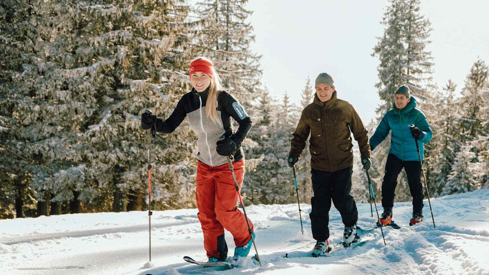 Abseits der Piste führt die markierte Skiroute auf den Blomberg.