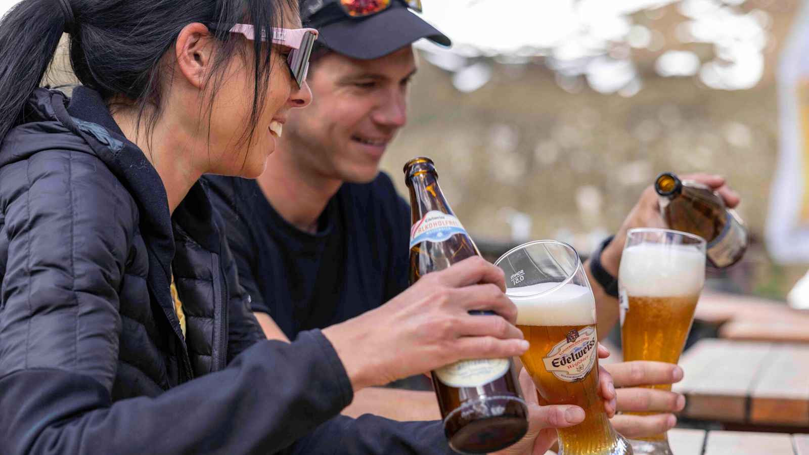 Wohlverdient: ein alkoholfreies Bier am Gipfel oder auf der Hütte, z. B. ein Edelweiss Alkoholfrei.