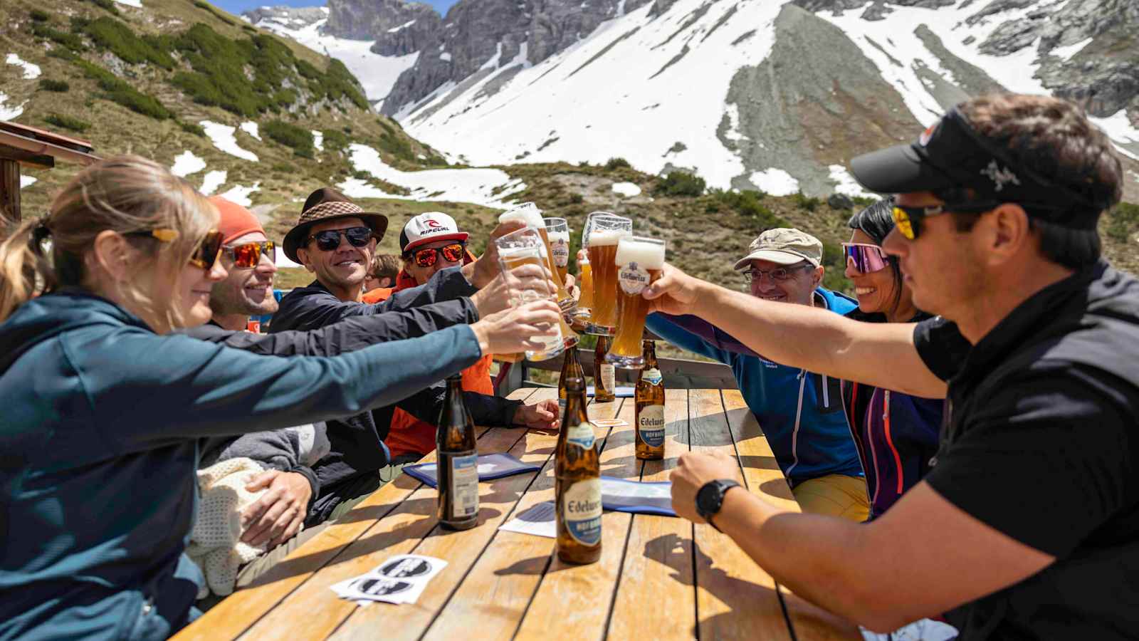 Was gibt es Schöneres als ein alkoholfreies Weißbier auf der Hütte mit Freunden?