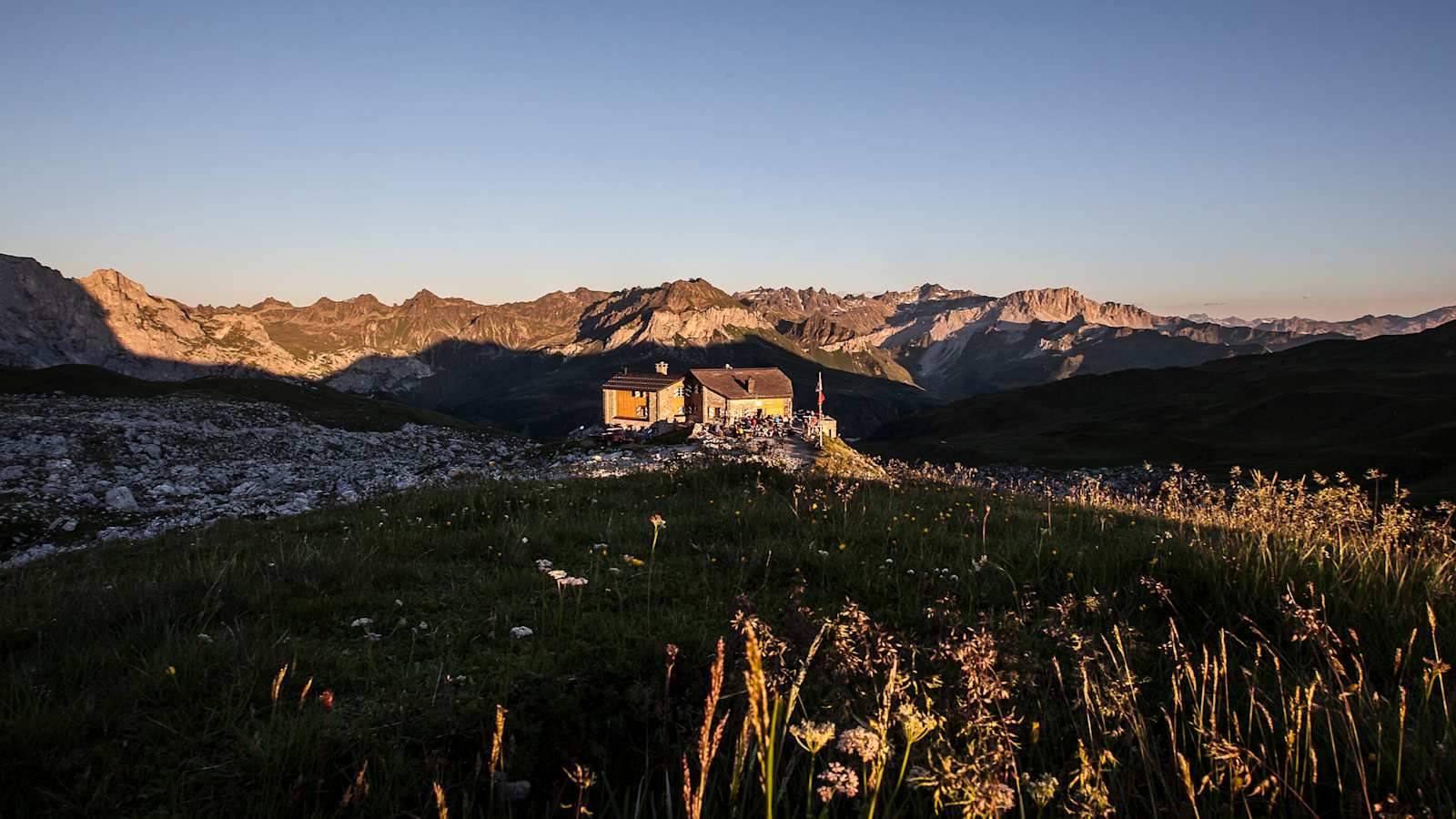 In den Bergen rund um St. Antönien findet man viel Ruhe - im Bild die Carschinahütte. 