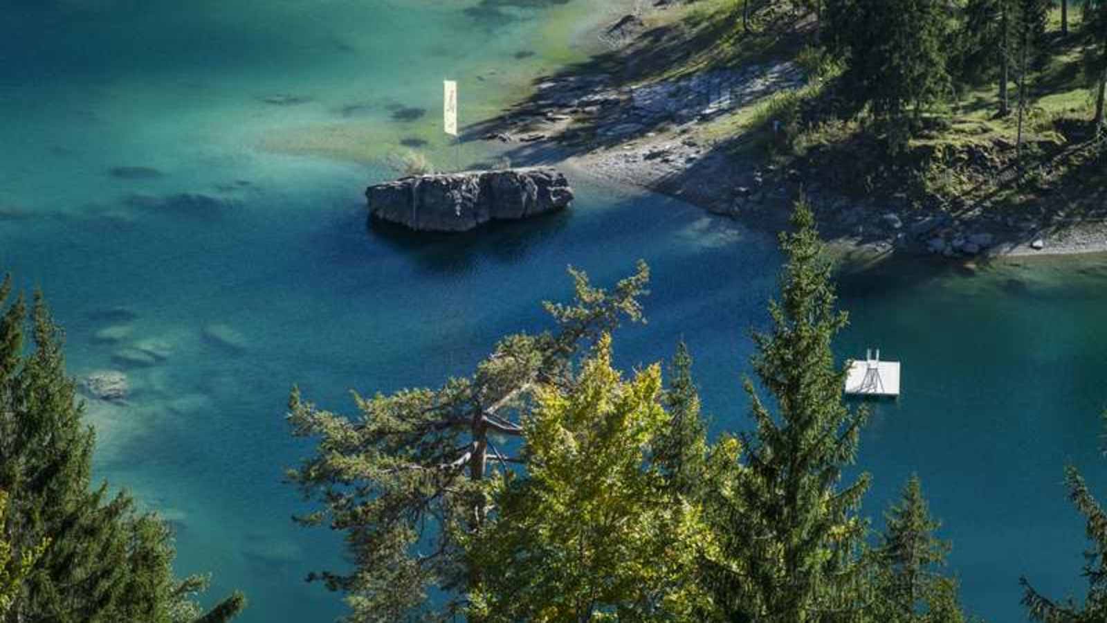 Der türkisblaue Caumasee nahe Flims