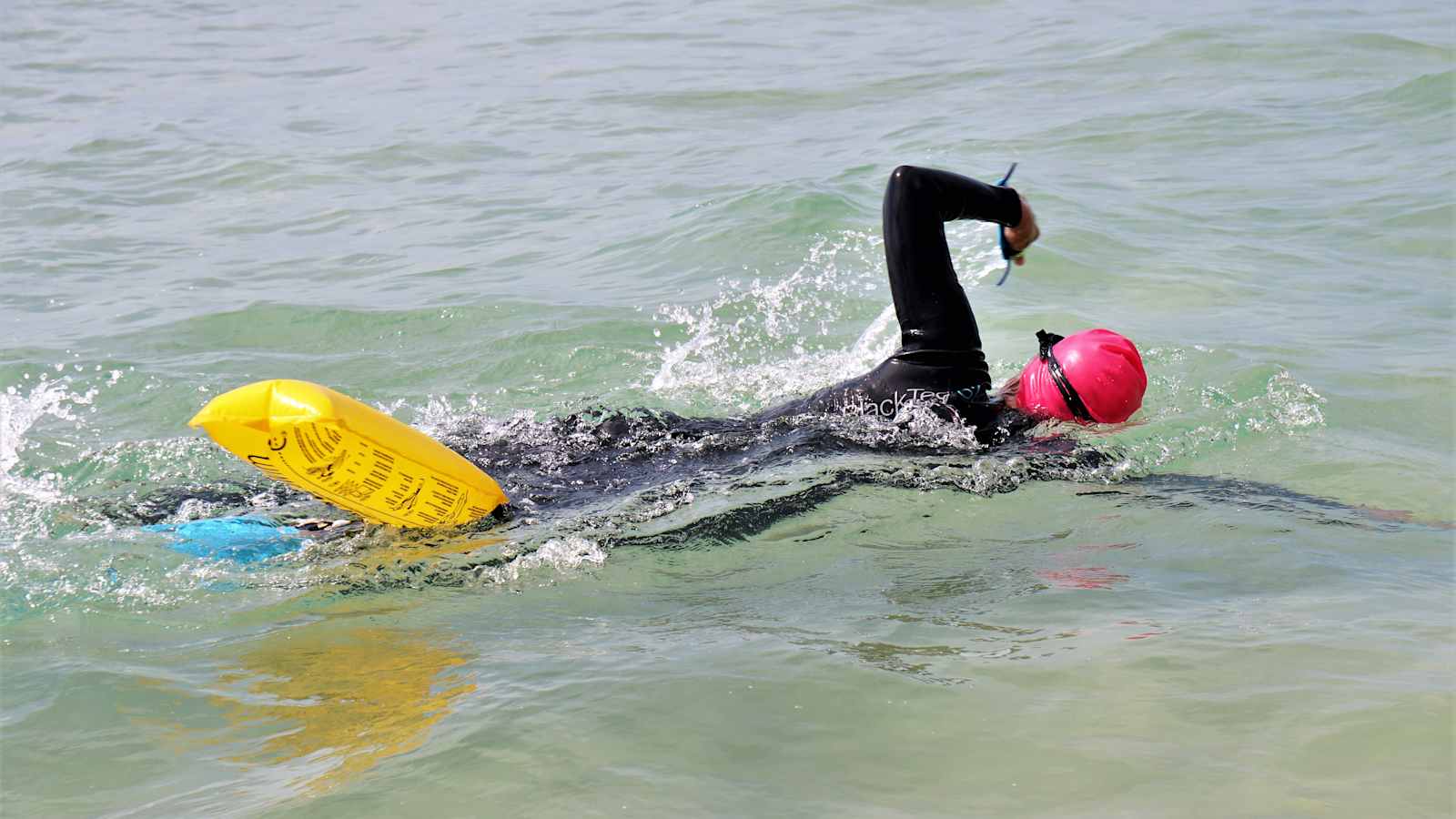 Entspanntes Schwimmen im offenen Wasser mit Boje