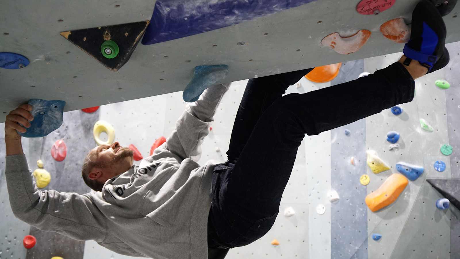 Mann mit Boulderbekleidung von Black Diamond