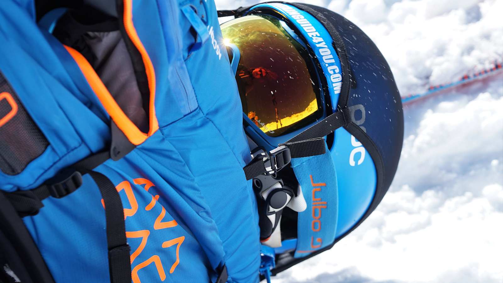 Schützen und sehen cool aus: Der AURIC CUT BACKCOUNTRY SPIN von POC und die AEROSPACE 216 von JULBO. 