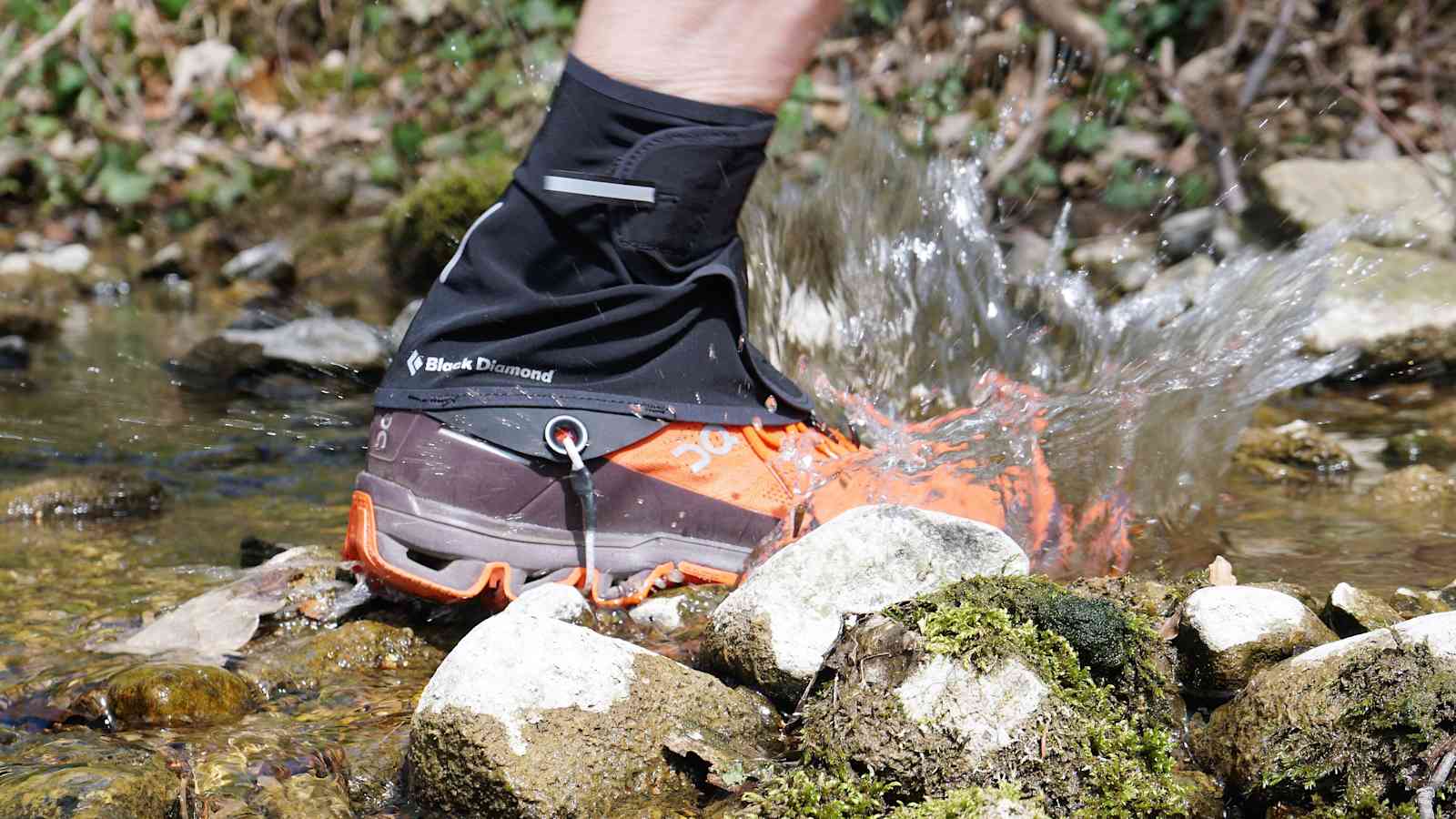 Schutz vor Wasser und Matsch: Der Distance Gaiter von Black Diamond. 