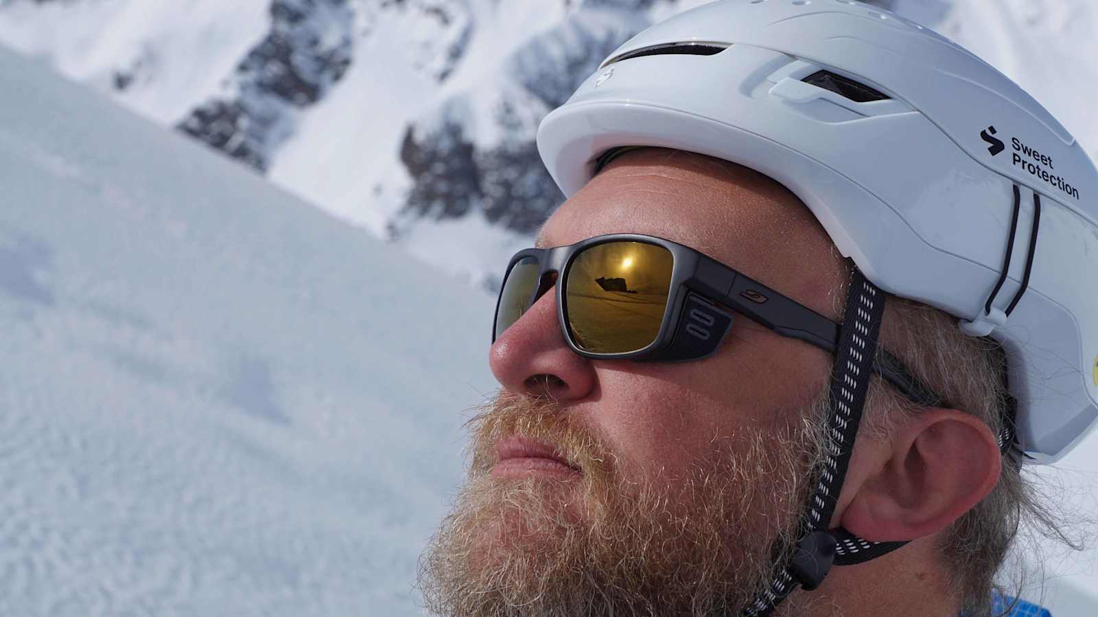 Adaptive Gläser, Antibeschlagsbeschichtung und Seitenschutz zeichnen die ideale Bergbrille aus