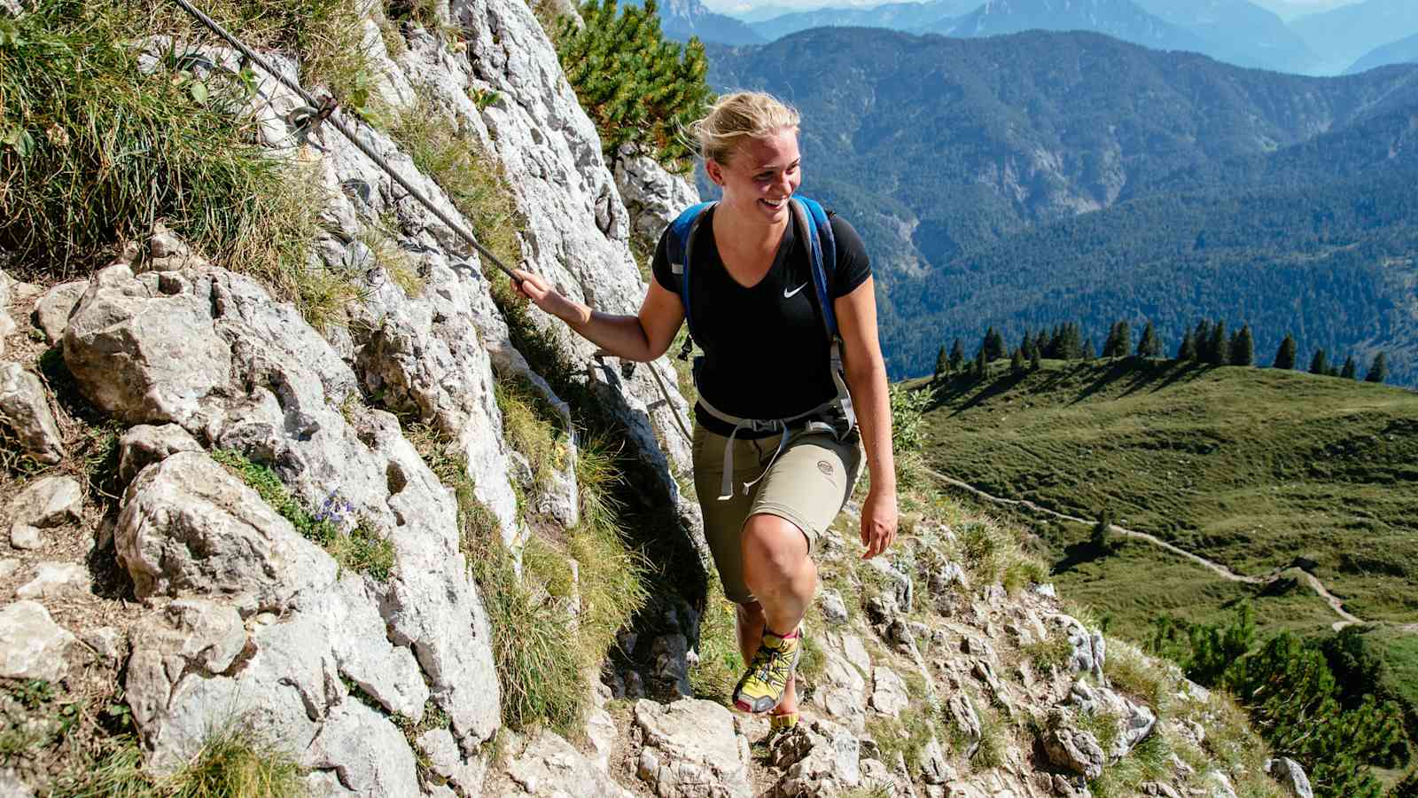 Auf den beschaulichen Aufstieg folgt ein kurzer Klettersteig zur Tegernseer Hütte. 