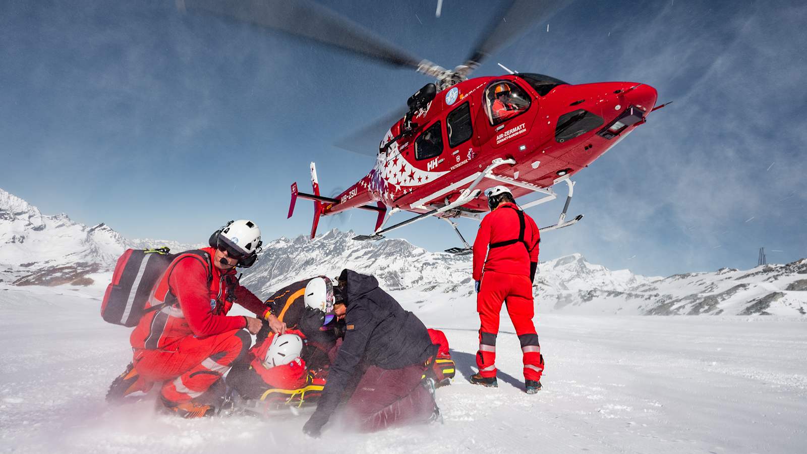 Air Zermatt Helikopter bei einem Rettungseinsatz