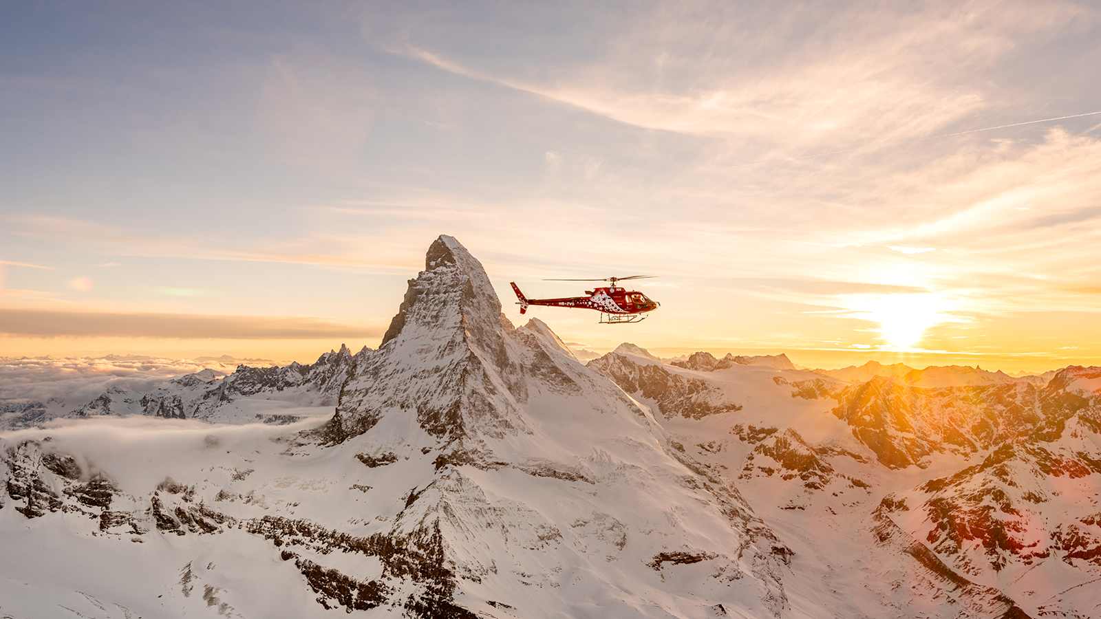 Hubschrauber mit Matterhorn bei Sonnenuntergang