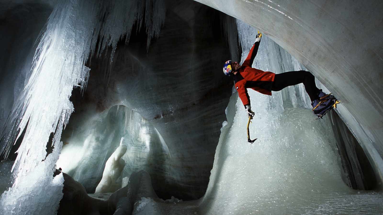 Ein Kletterer in der Dachstein Eishöhle