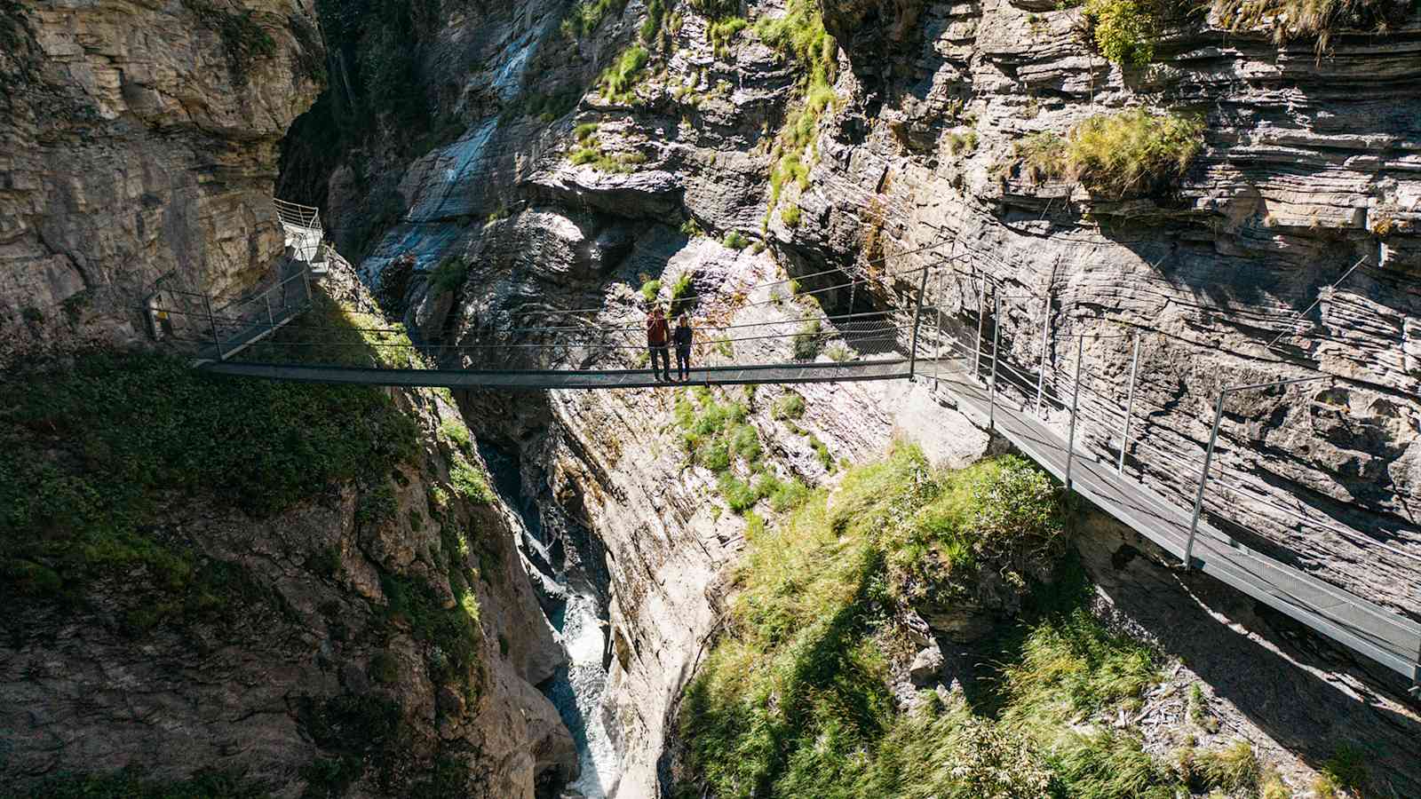 Die Dala rauscht wild unter der Hängebrücke durch.