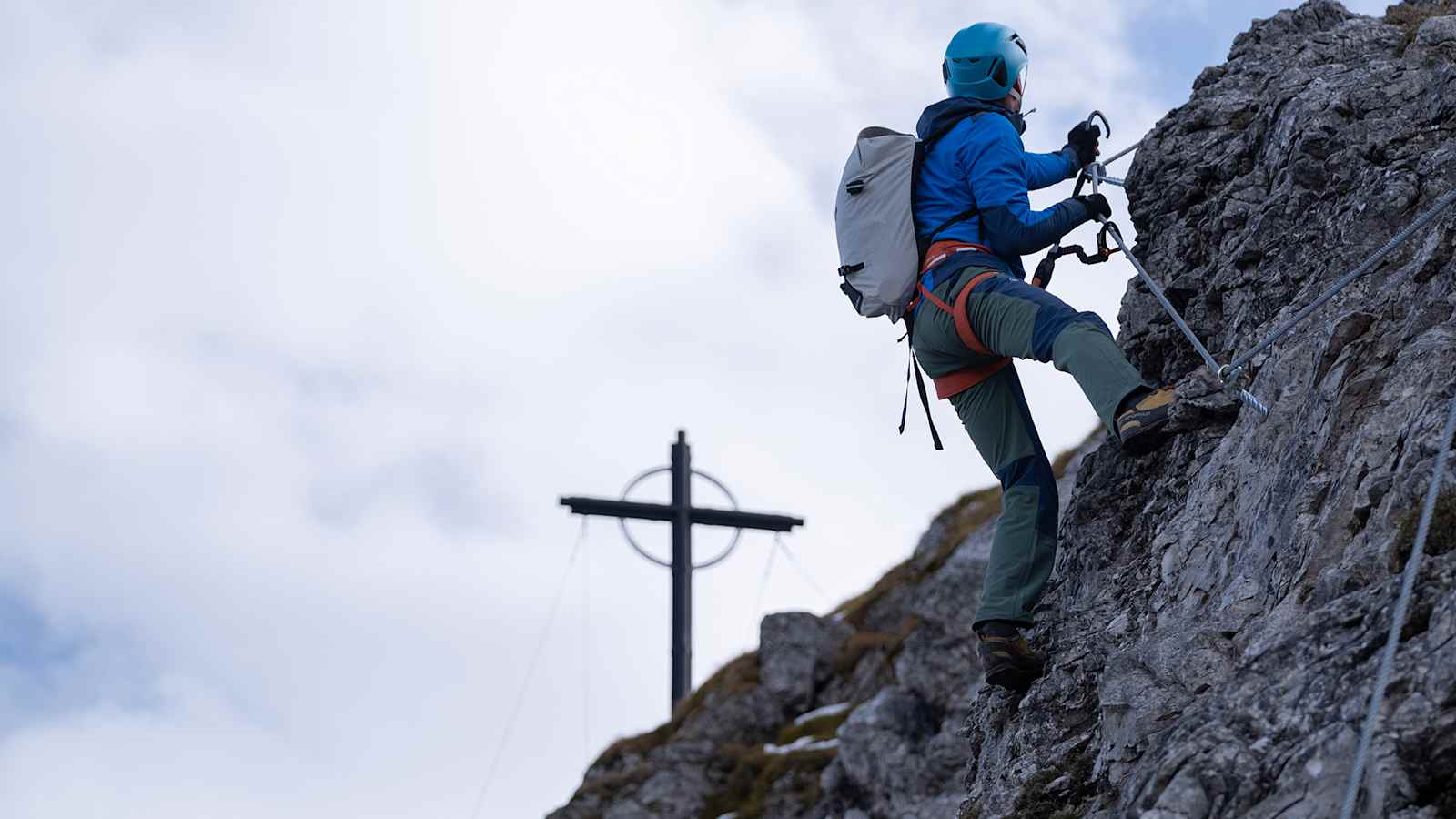 Das Gipfelkreuz der Seefelder Spitze schon in Sicht.