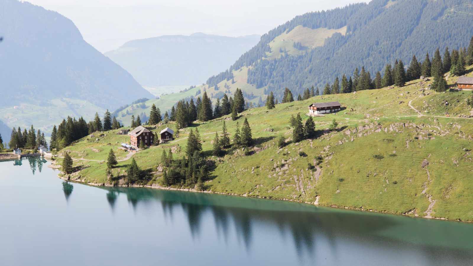 Der Bannalpsee (1.588 m) ist ein Stausee, der im Zuge der Errichtung des Kraftwerkes Oberrickenbach erbaut wurde