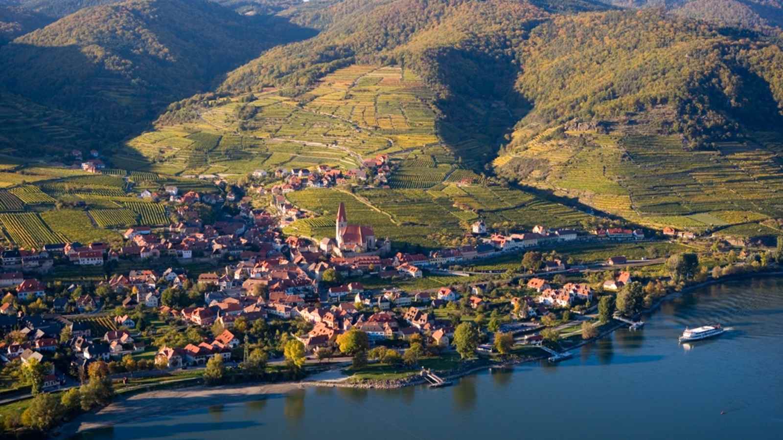 Der Winzerort Weißenkirchen bettet sich an das Ufer der Donau. 