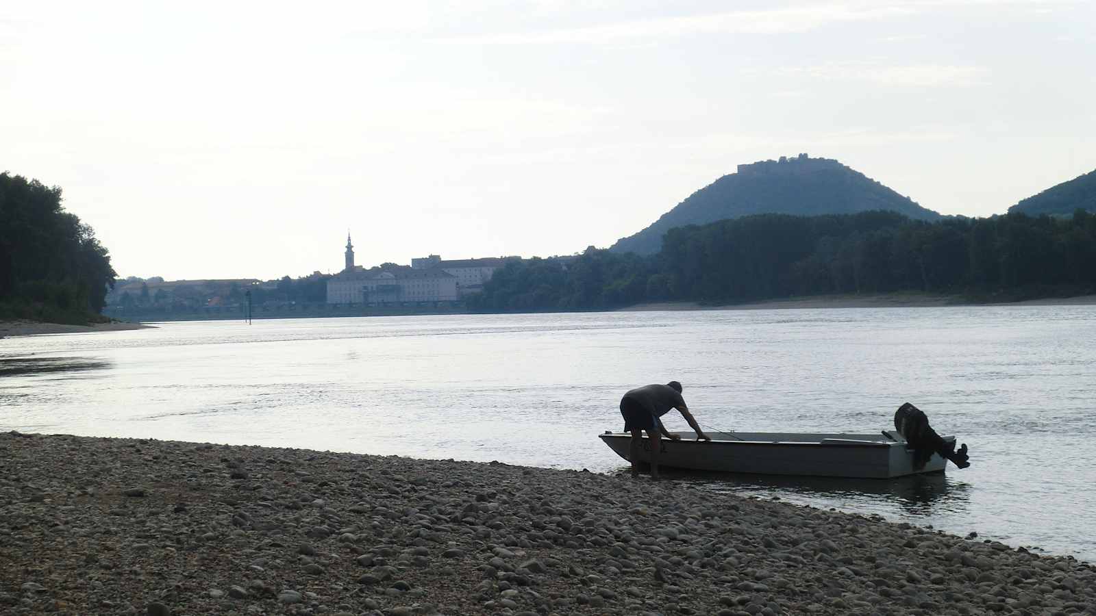 An der Einmündung in die Donau - im Hintergrund: Hainburg