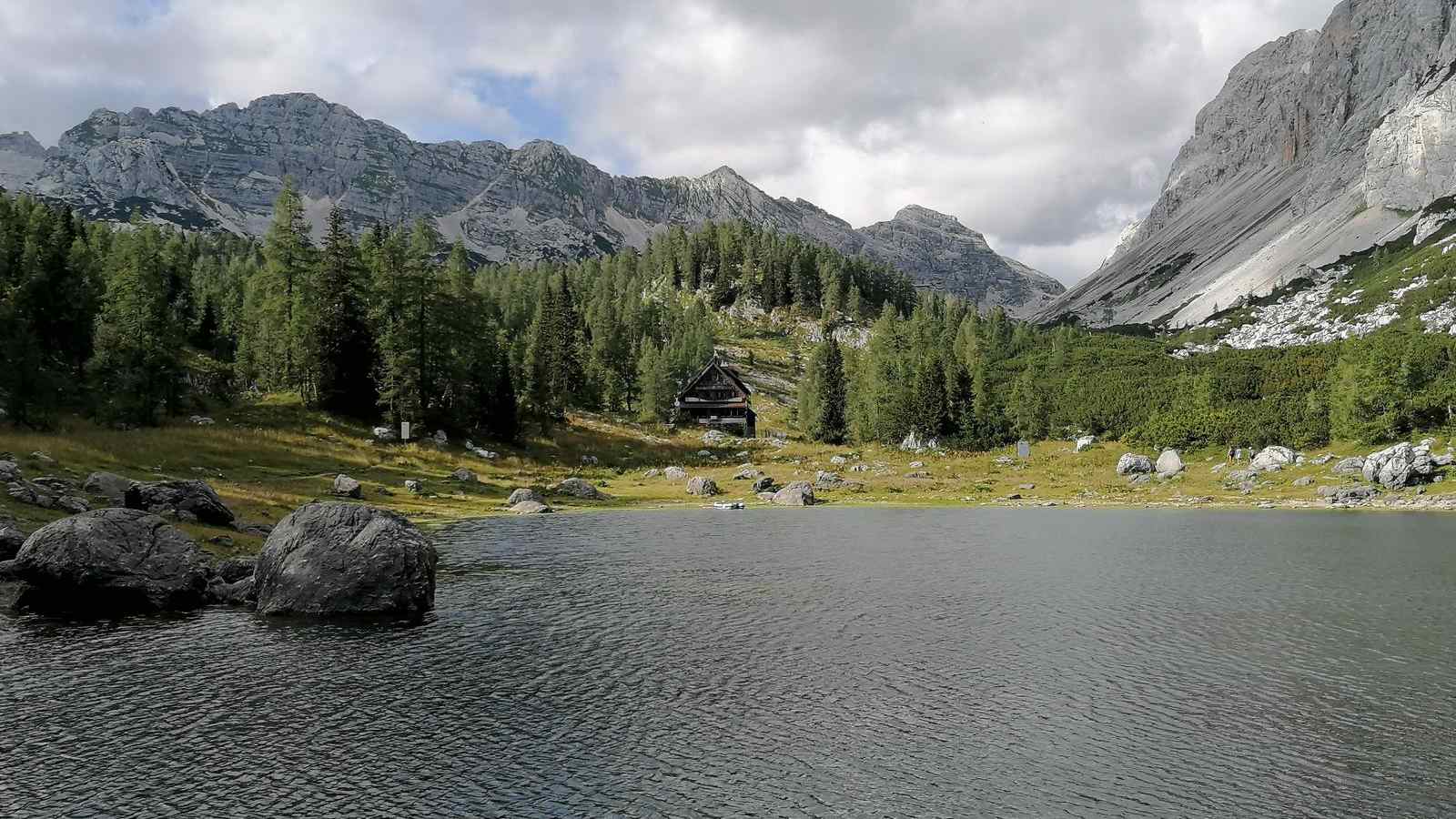 Koča pri Triglavskih jezerih - li. dahinter Gladki, Debeli und re. Tičarica, Kopica 