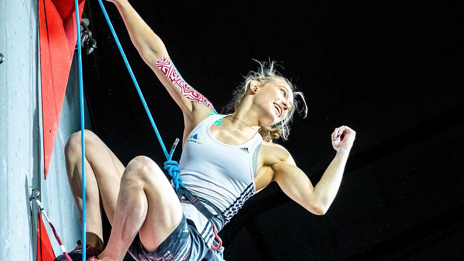 Die glückliche Gewinnerin im olympischen Kombinationsformat: die Slowenien Janja Garbret