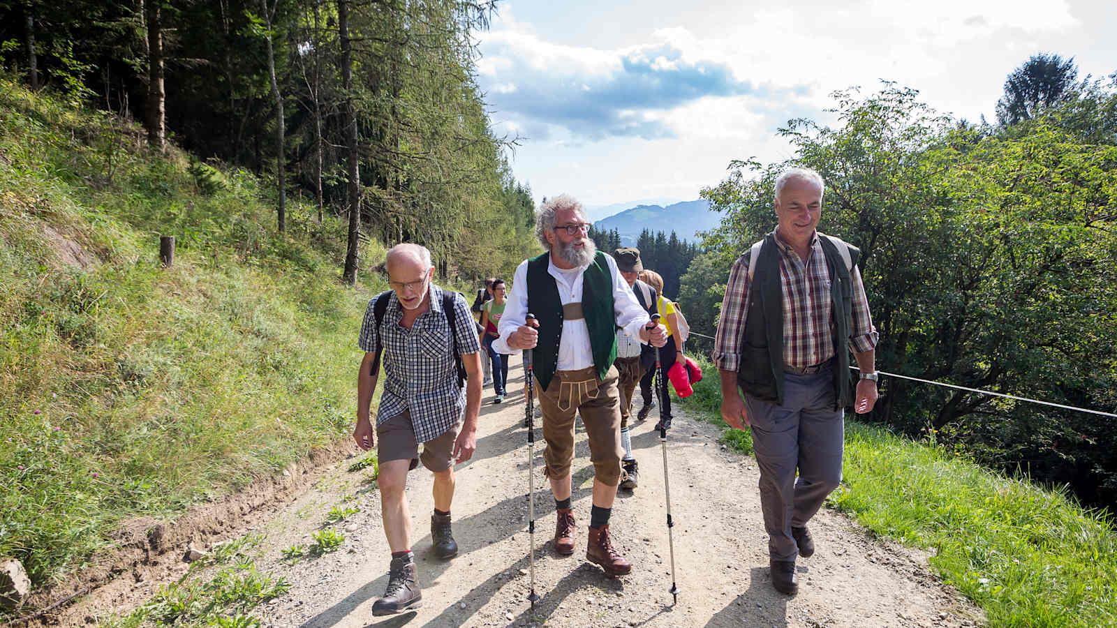 Der Bio-Pionier Werner Lampert gibt während der Wanderung Auskunft zum Nachhalitgkeitskonzept