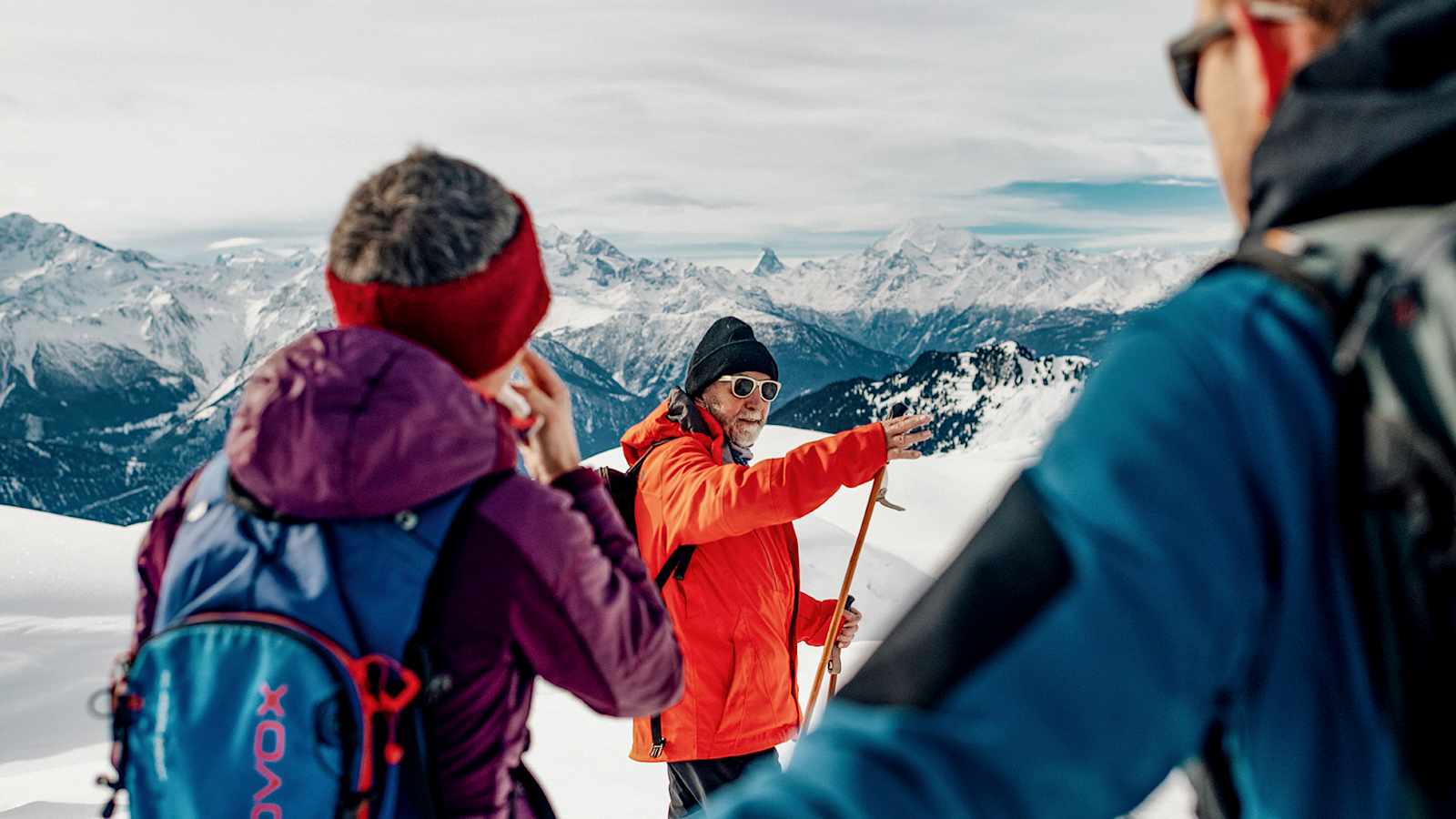 Ed erklärt die Route bevor es losgeht. Seit über 20 Jahren führt er Gruppen durch die schöne Winterlandschaft.