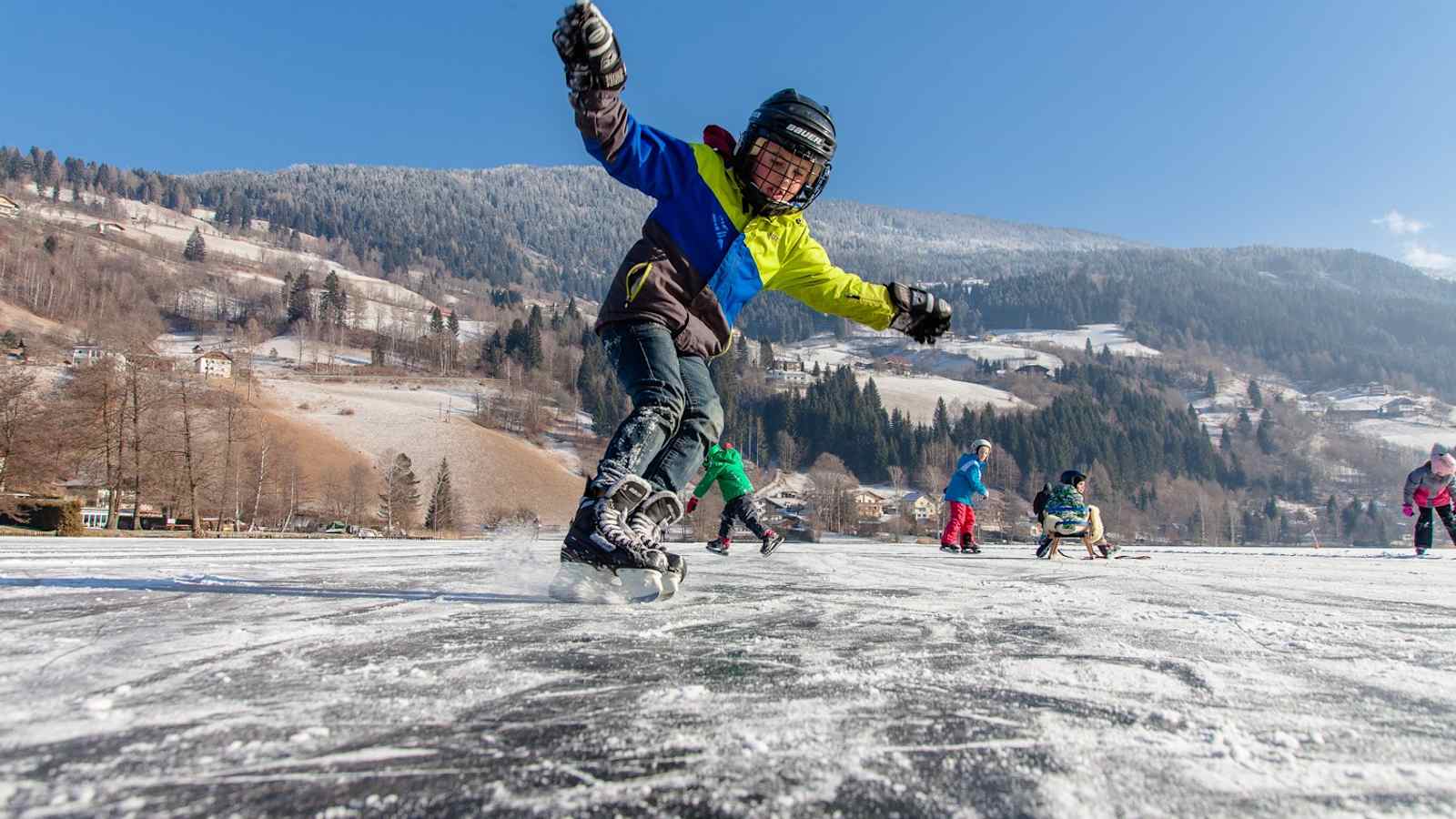 Eislaufen am Brennsee bei Feld am See.