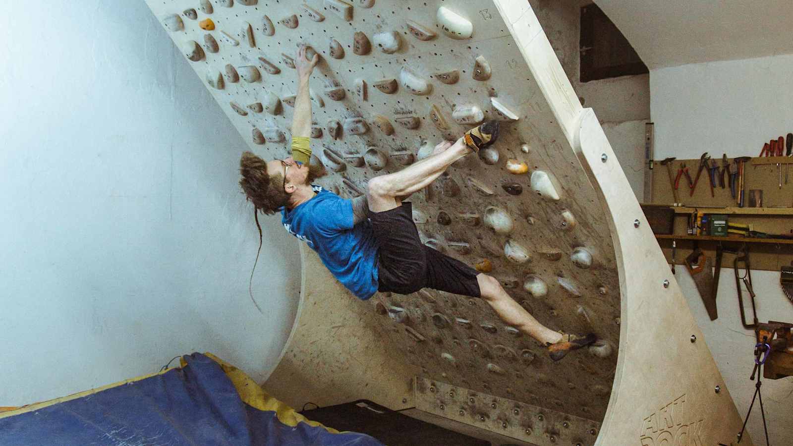 Klettern an der eigenen Kletterwand in den eigenen vier Wänden