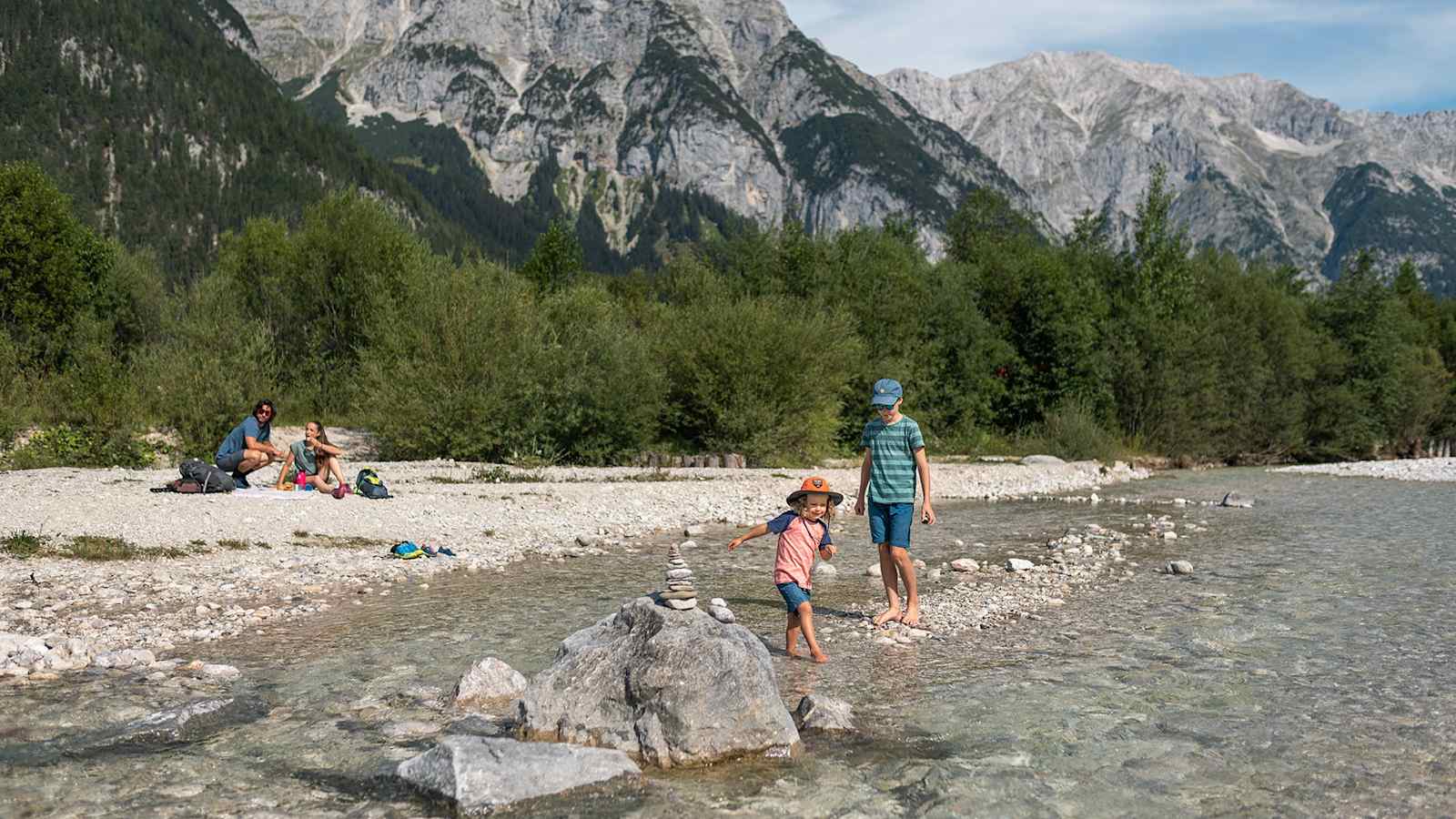 An der Leutascher Ache lässt es sich wunderbar spielen. 