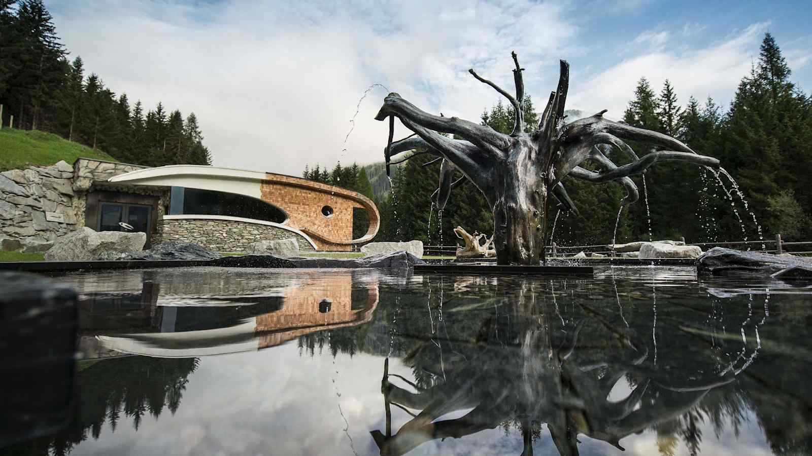 An der Mythenquelle kann man die Füße im Heilwasser-Kneippbecken abkühlen.