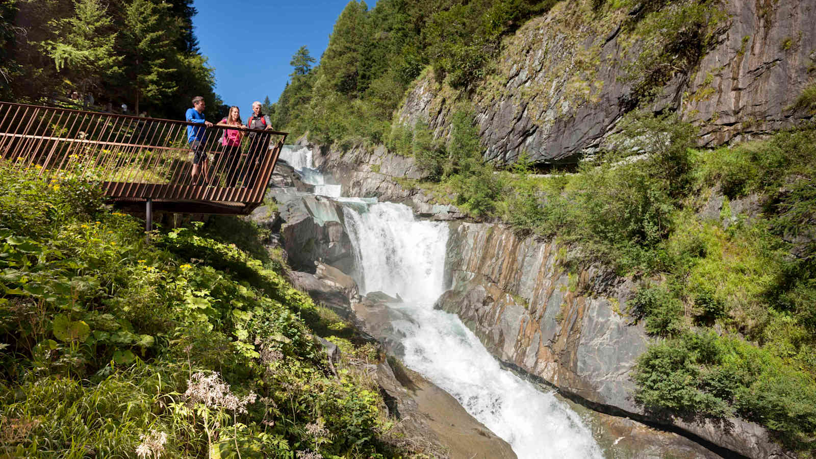 Von den Plattformen am Wasserschaupfad blickt man auf die Umbalfälle.