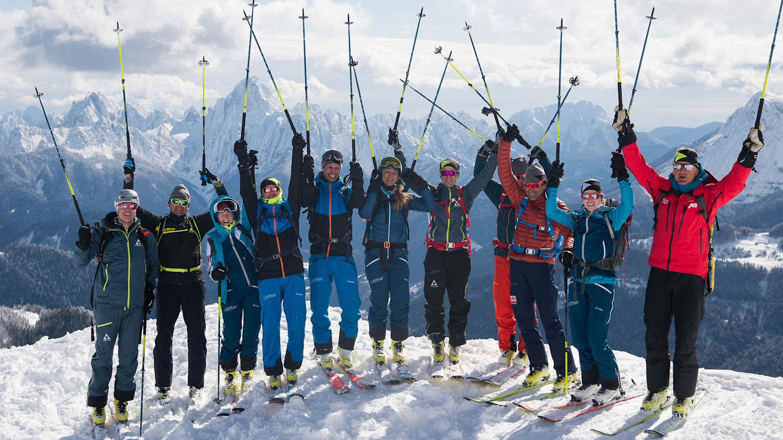 Im Tal und damit auch am Ende der Fischer Transalp 2020 angekommen, fielen sich die Teilnehmer mit Jubel und Freude in die Arme. 