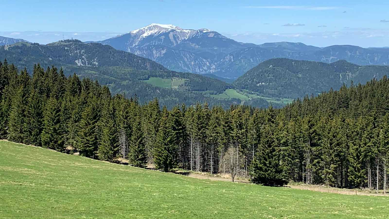 Bergstraße im Wechselspiel von Licht und Schatten