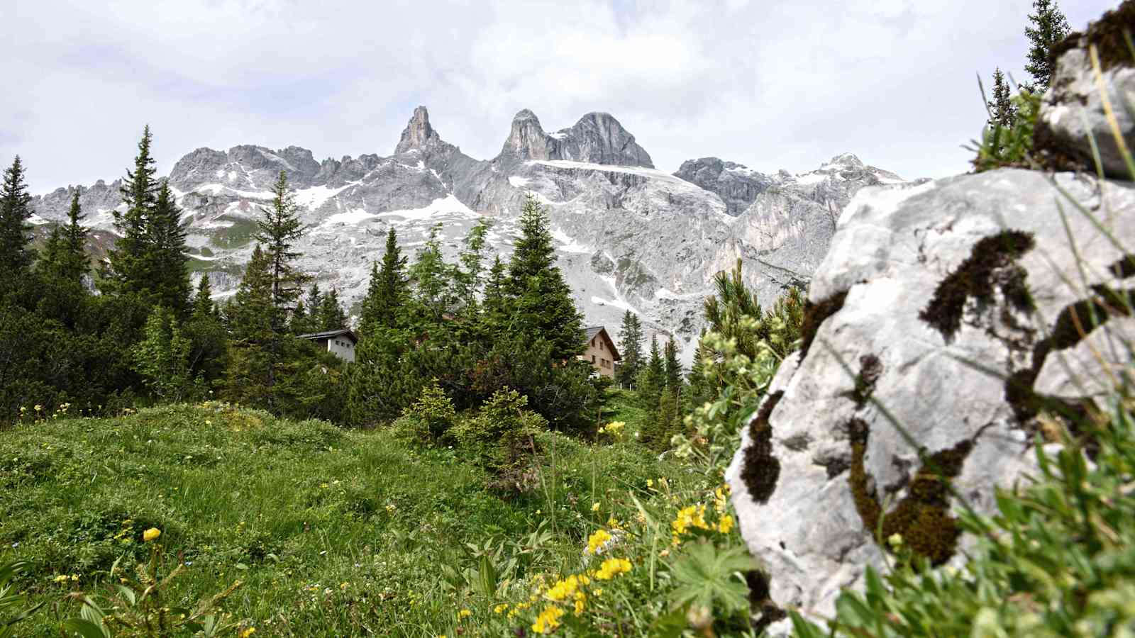 Lindauer Hütte im Gauertal mit den Drei Türmen im Hintergrund.