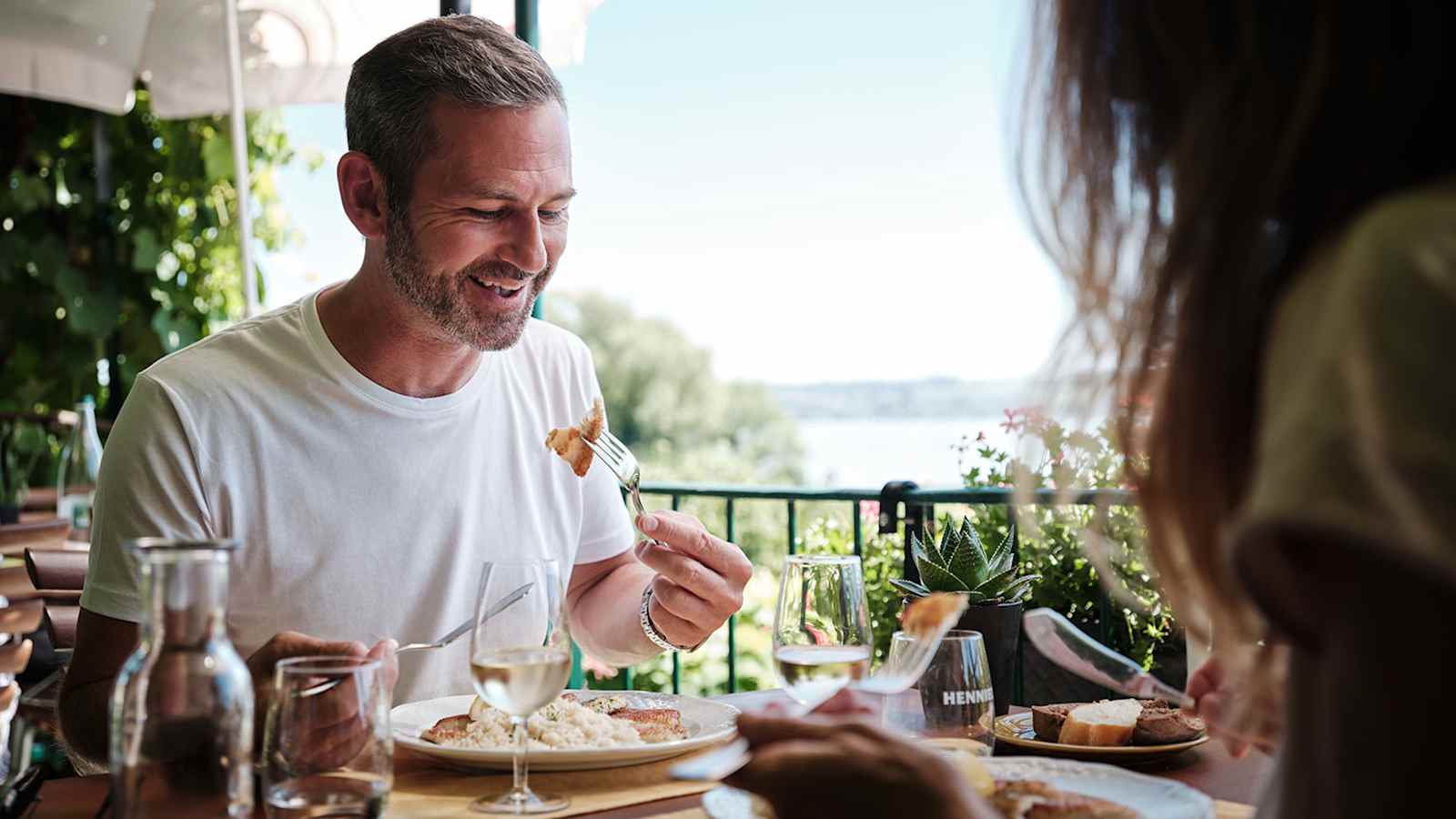 Am Murtensee genießt man Eglifilet mit einem Glas Wein, danach Nidel- oder Vullykuchen.